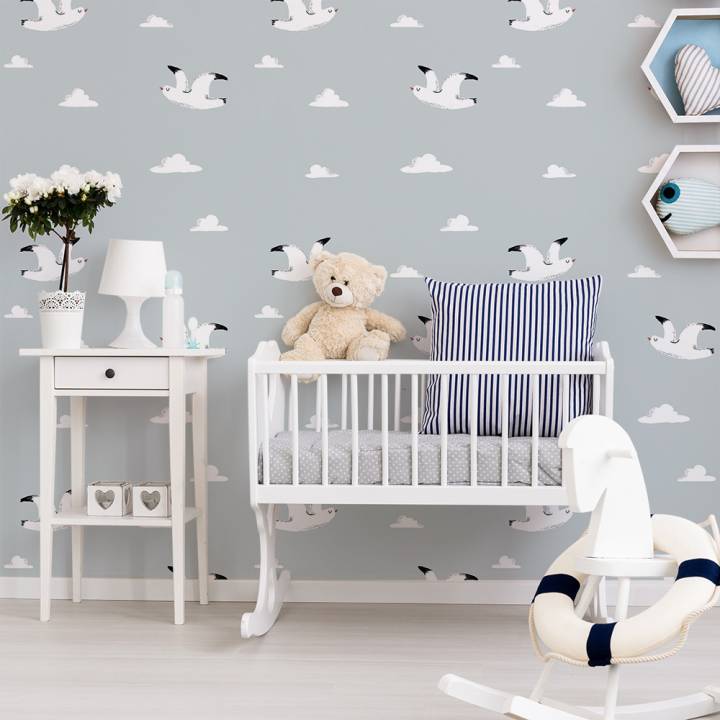 papel pintado azul infantil con gaviotas y nubes